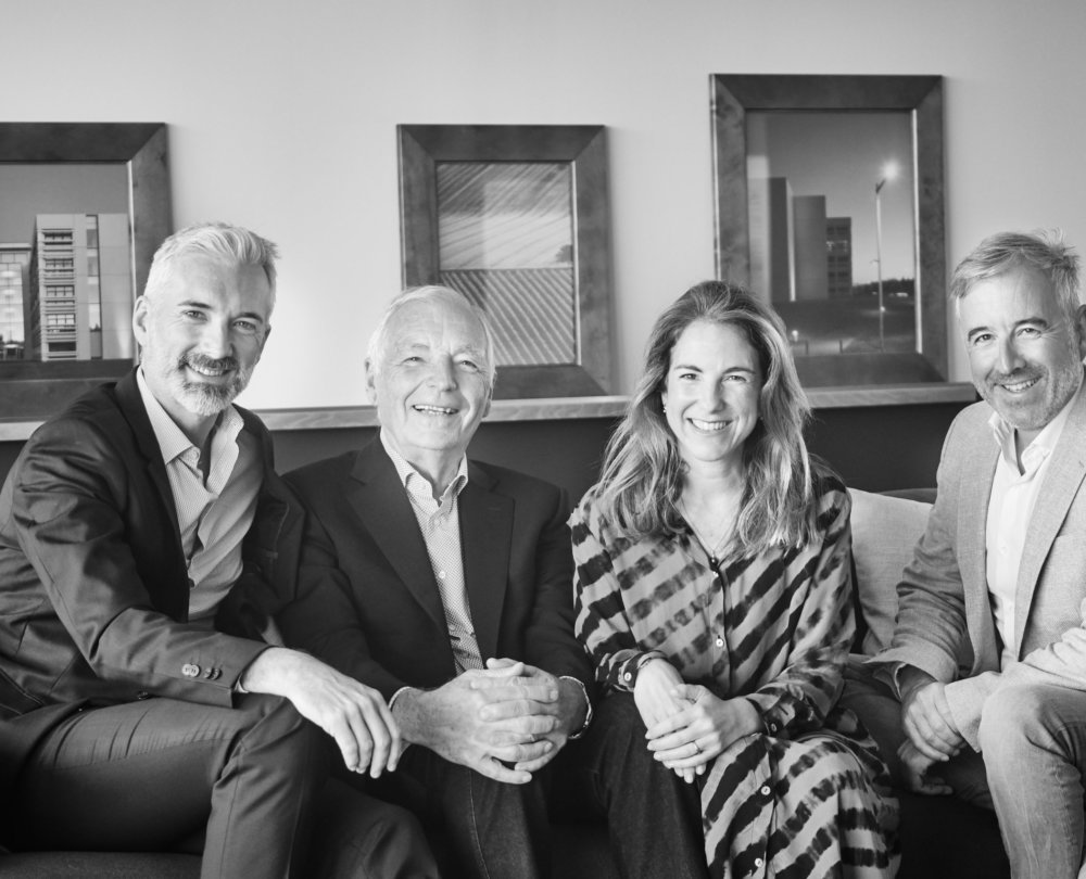 photo-de-famille-du-groupe-etchart
