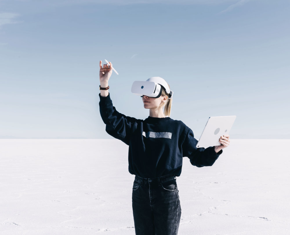 jeune fille avec casque de realite virtuelle
